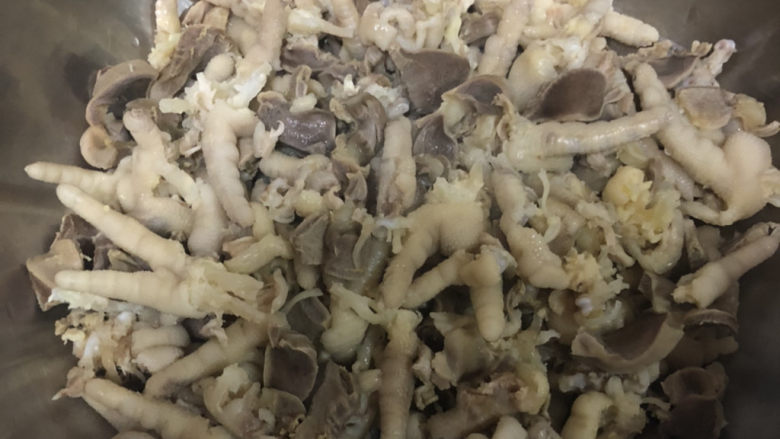 酸辣无骨鸡爪,自己放凉,找大点的容器