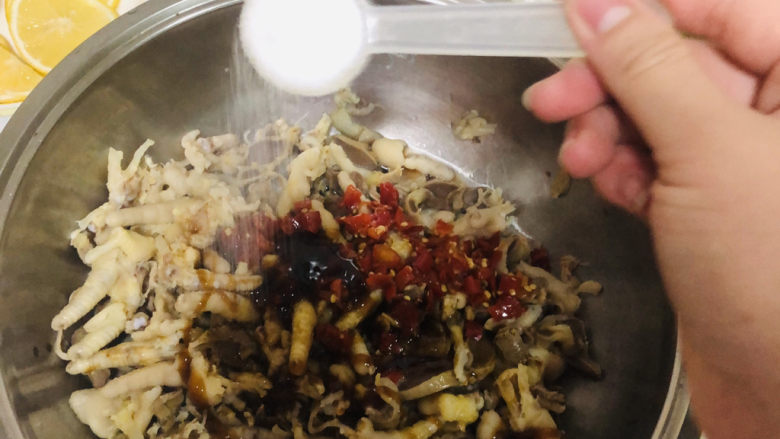 酸辣无骨鸡爪,盐,糖各一勺