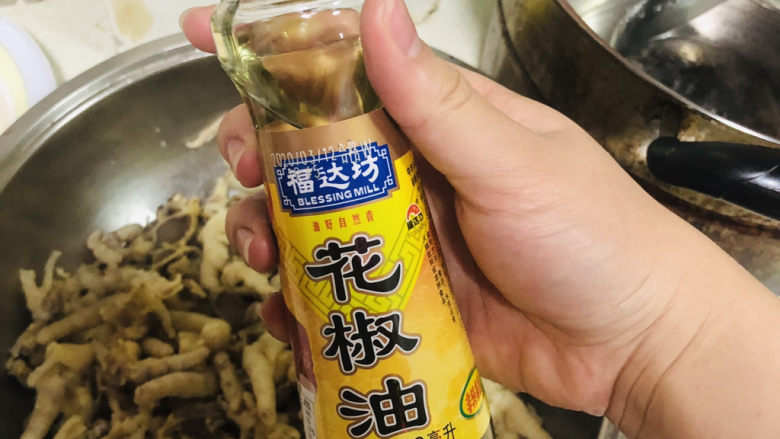 酸辣无骨鸡爪,加入麻油