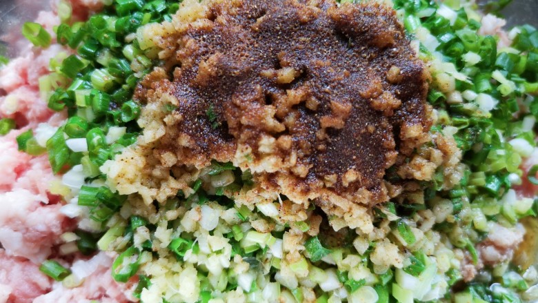 冰花锅贴,炒锅内倒适量的食用油烧热,浇在十三香上面激出香味。