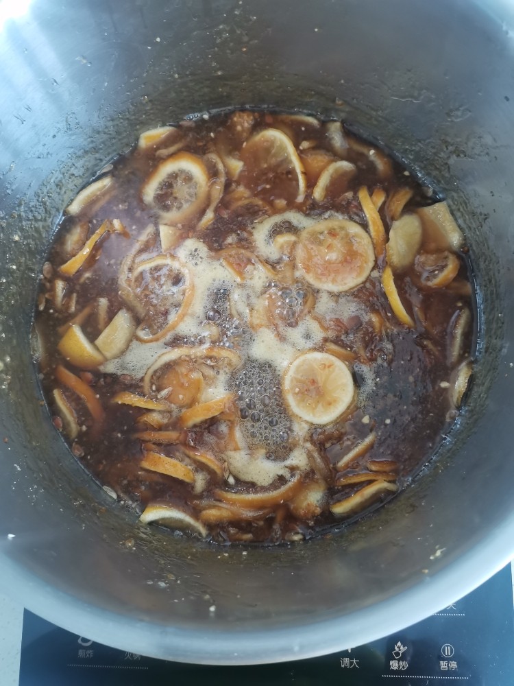 川贝陈皮柠檬膏,转300瓦继续煮,煮大概30分左右颜色变深,浓稠