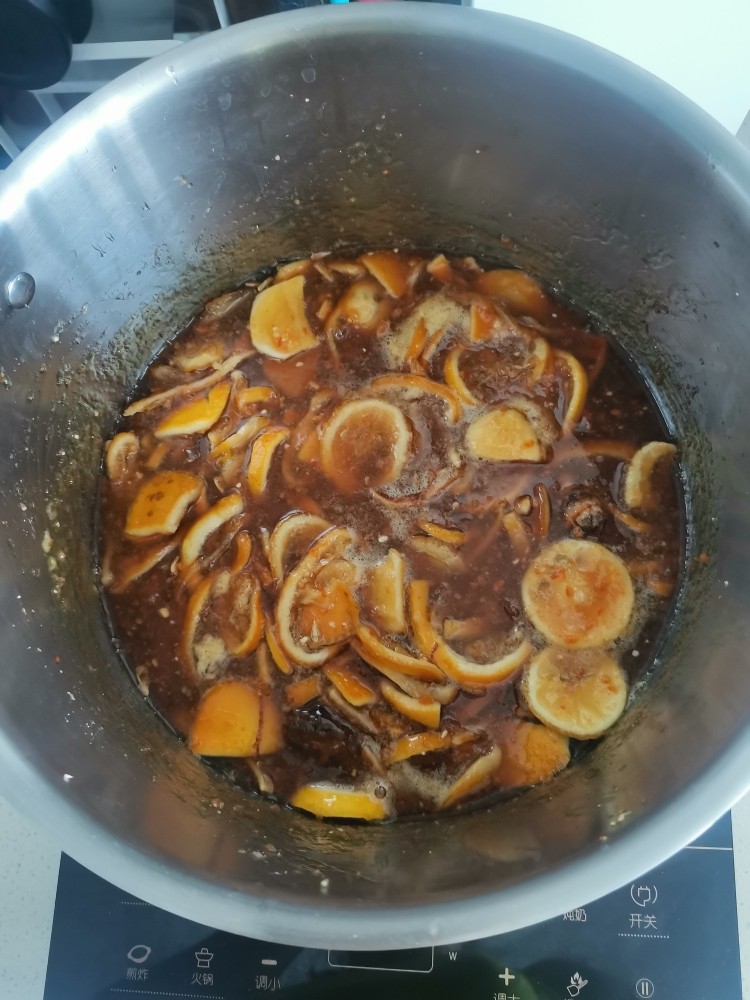 川贝陈皮柠檬膏,这个是煮了一个半小时后的颜色,这个时候需多反动