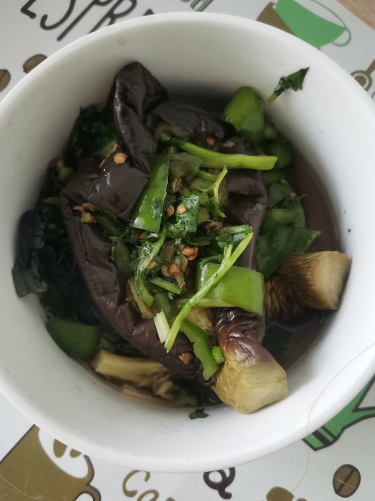 咸茄子,把调好馅料放入茄子中间,在撒上适量的盐