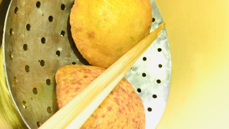 炸油饼,两面金黄,就可以夹起来沥油