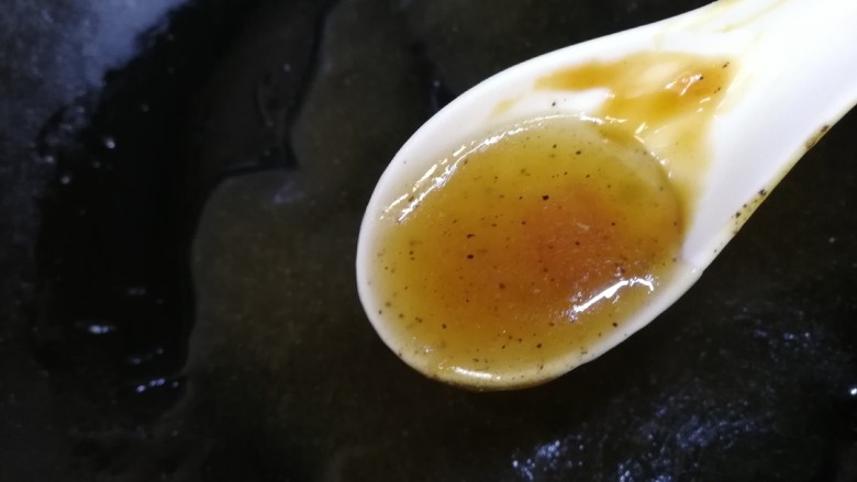 土豆泥,小火搅拌均匀,汤汁烧开起泡并成粘稠状,关火。