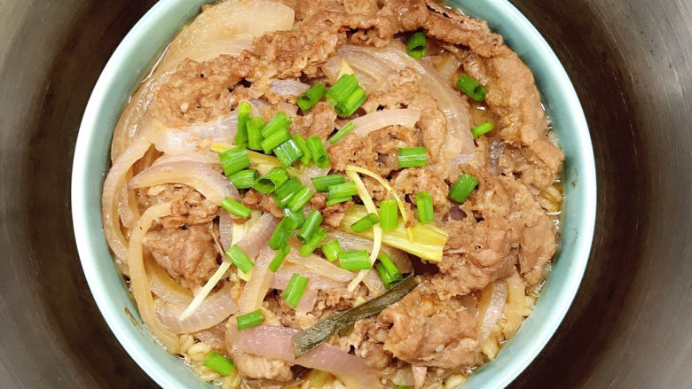 蚝油牛肉饭,蒸熟,撒上小葱末