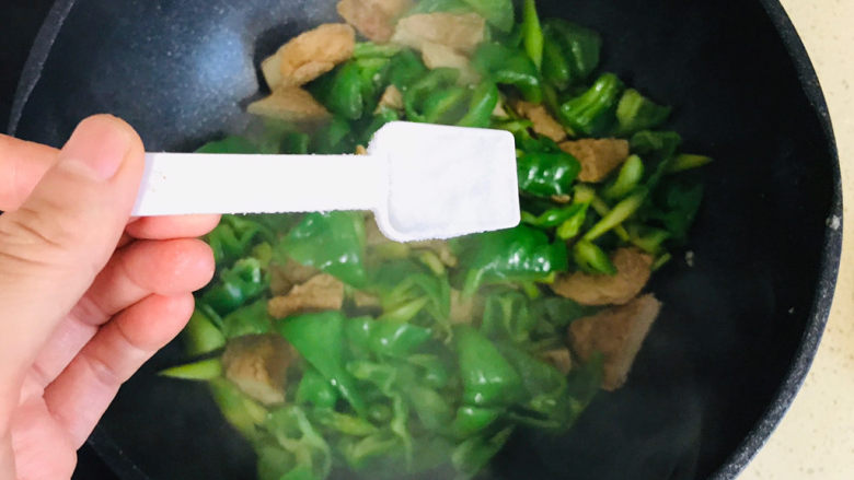 青椒炒素鸡,炒至九成熟,加盐调味,盐不要加太多,因为煎素鸡时,已经加过盐了