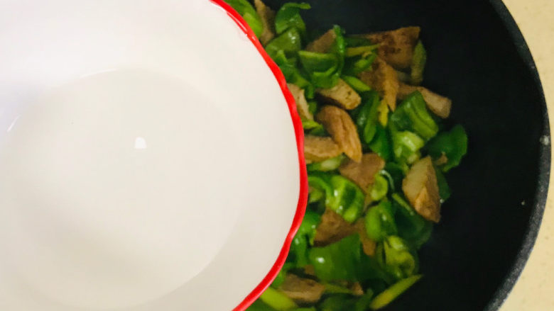 青椒炒素鸡,中间加半碗清水,以防糊锅