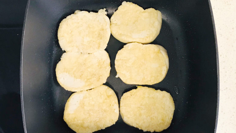 青椒炒素鸡,转小火,慢慢地煎至素鸡起泡泡