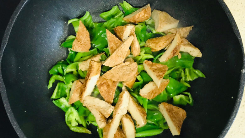 青椒炒素鸡,一直炒至辣椒有些许恹恹,加入素鸡块,一起翻炒