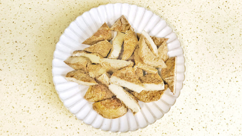 青椒炒素鸡,等凉透后,切成三角块