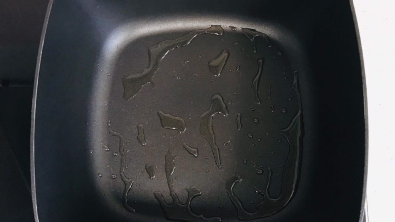 青椒炒素鸡,不粘锅烧热,锅里均匀涂抹上油