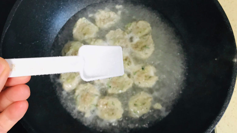 美味的鱼丸汤,尝一下味道,加一勺盐调味