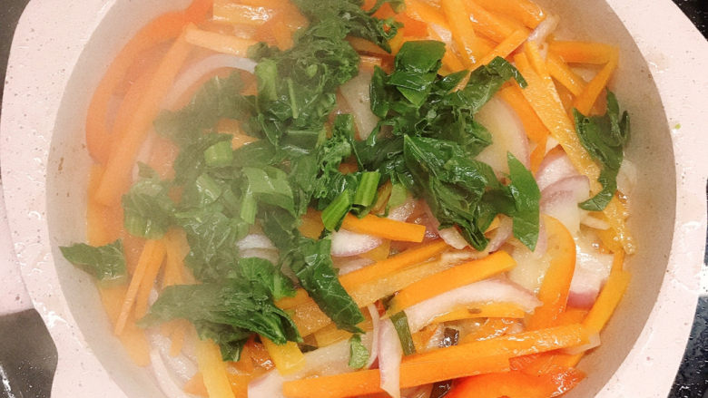 牛肉卷炒面,加入少许清水炒熟,放入菜心碎