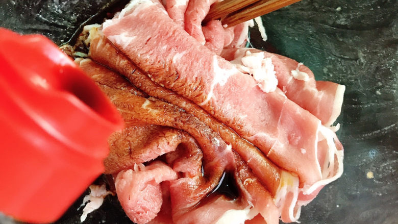 牛肉卷炒面,牛肉卷放入碗中,加入酱油