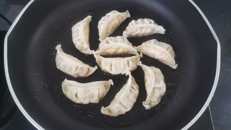 冰花锅贴,摆上饺子,用小火煎