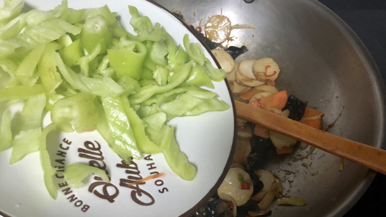 青椒炒素鸡,转大火,下青椒翻炒到断生