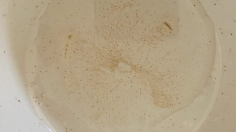 土豆泥沙律,碗里准备凉开水。