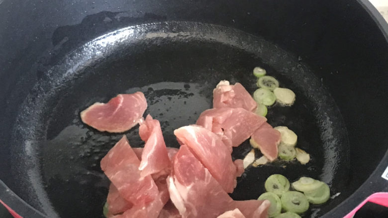 白玉菇炒肉,放入肉片