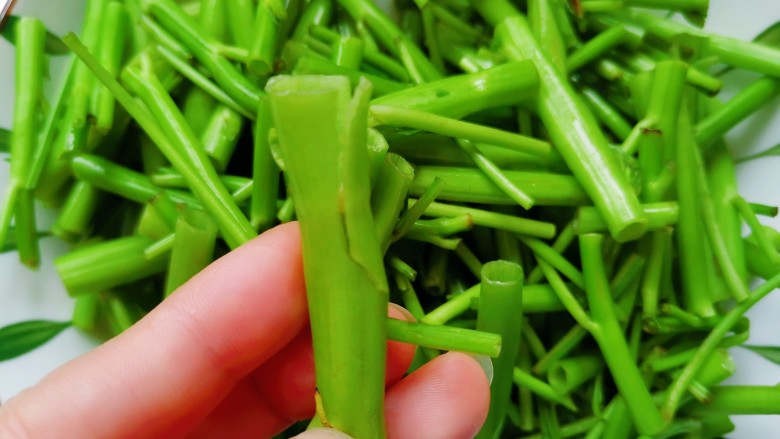 腐乳空心菜,空心菜轻轻拍几下,切段备用
