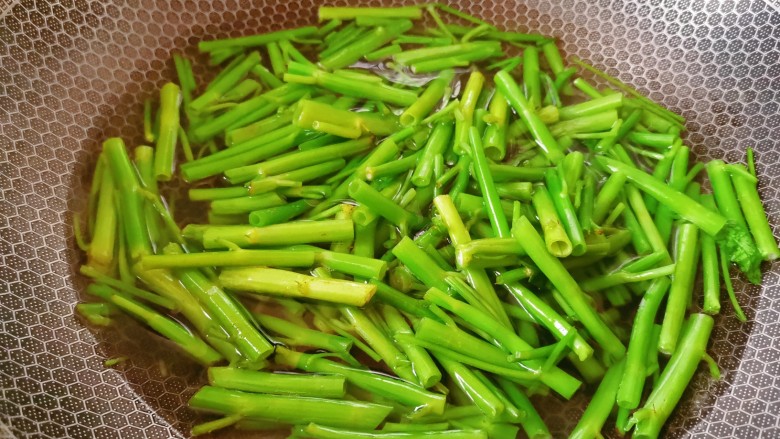 腐乳空心菜,锅中加水煮开,加适量盐,把空心菜焯水