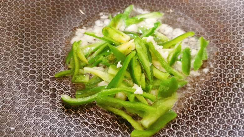 腐乳空心菜,加入青椒翻炒至变色