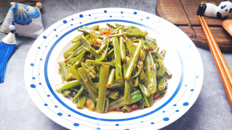 腐乳空心菜,出锅装盘,脆嫩鲜美,超级下饭