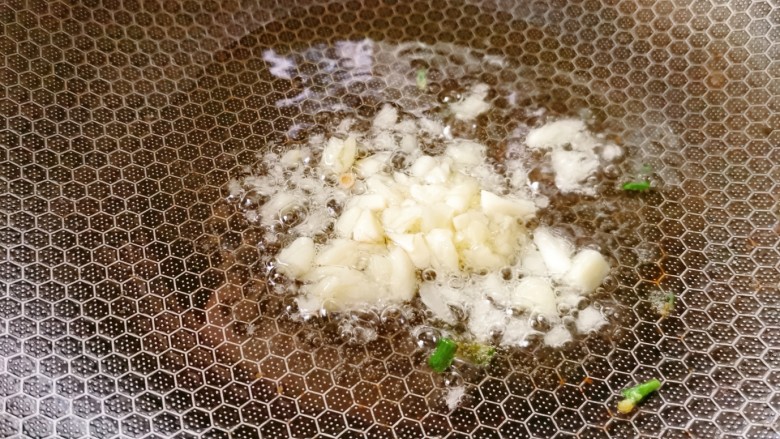 腐乳空心菜,起锅烧热加适量食用油,爆香蒜末