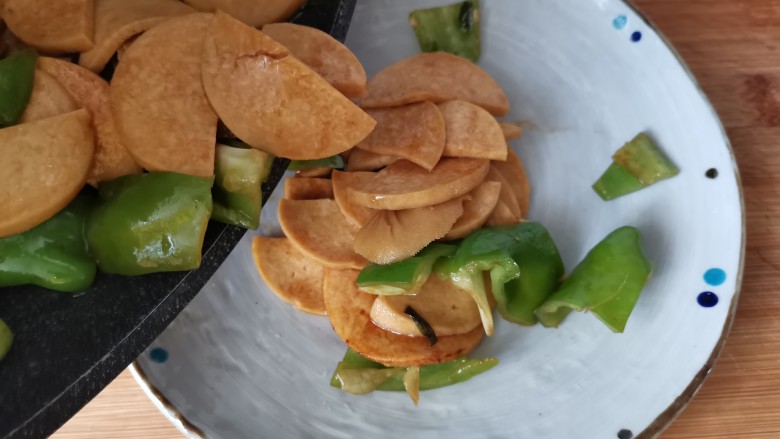 青椒炒素鸡,翻炒均匀,以后就可以出锅啦。青椒脆爽,素鸡吃起来有肉的口感。
