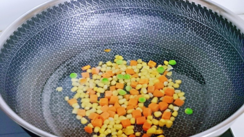 培根火腿披萨,锅中加水烧开,下入时蔬,大火烧开煮1水中捞出淋干水分备用。