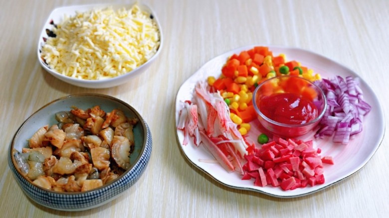 培根火腿披萨,准备好<a style='color:red;display:inline-block;' href='/shicai/ 699'>番茄酱</a>,马苏里拉芝士,这样披萨馅料就准备好啦!