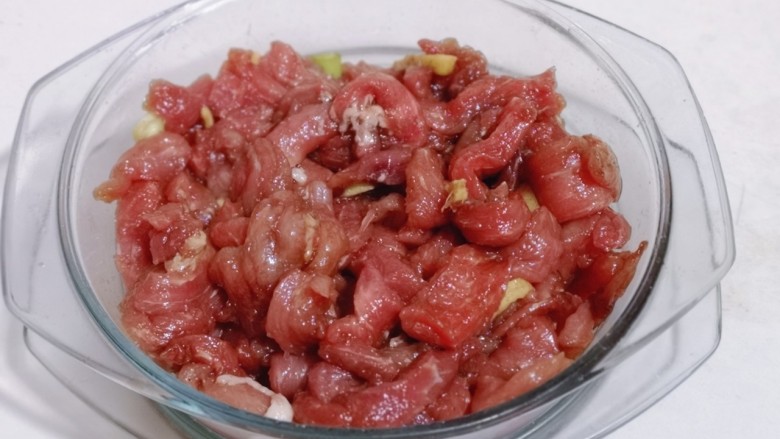 椒盐里脊,抓拌均匀,腌制30分钟。