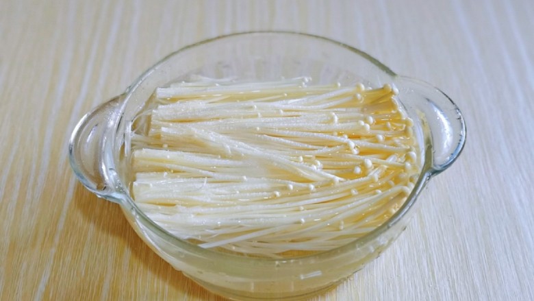 金针菇肥牛卷,<a style='color:red;display:inline-block;' href='/shicai/ 234'>金针菇</a>,去根冲洗干净,再加入纯净水,适量的盐,泡10分钟。