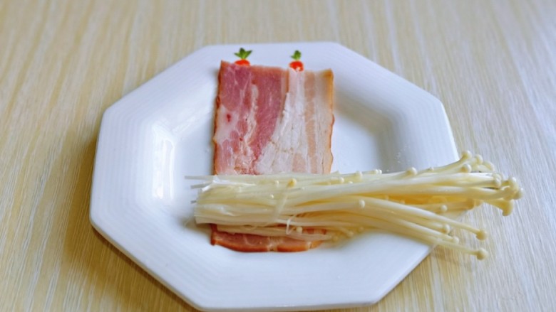 金针菇肥牛卷,取一切<a style='color:red;display:inline-block;' href='/shicai/ 226'>肥牛</a>,放上洗干净的金针菇。