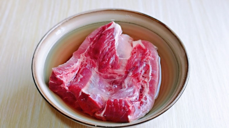 番茄牛腩煲,<a style='color:red;display:inline-block;' href='/shicai/ 218'>牛腩</a>买回来冲洗干净后,泡冷水将血水泡出,反复泡,直到水清澈即可。