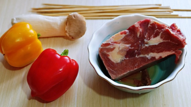 孜然羊肉串,准备食材，<a style='color:red;display:inline-block;' href='/shicai/ 329'>羊肉</a>洗干净，用冷水将血水泡出。(反复换冷水)