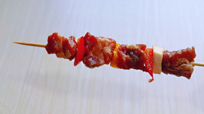 孜然羊肉串,取一根牙签,一块肉,一款杏鲍菇,一块彩椒,这样串起来,依次串完。