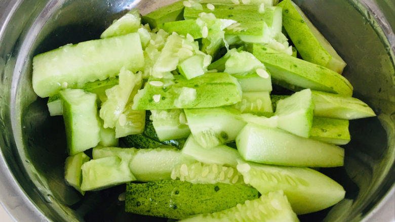 蒜泥黄瓜,装入盆中~