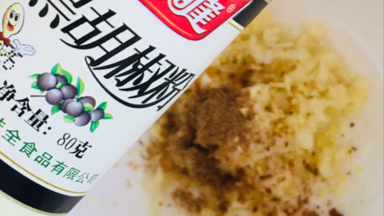 蒜泥黄瓜,少许黑胡椒粉～