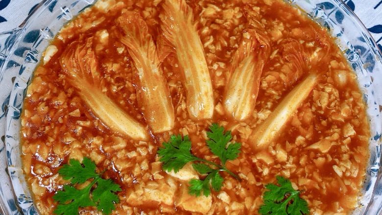 娃娃菜炖豆腐,装盘 撒上<a style='color:red;display:inline-block;' href='/shicai/ 131'>香菜</a>叶装饰