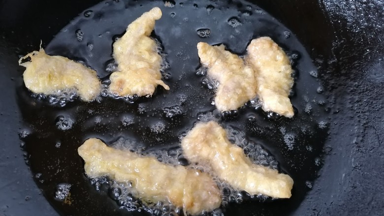 椒盐里脊,一面炸熟翻一面继续炸,炸至两面金黄即可