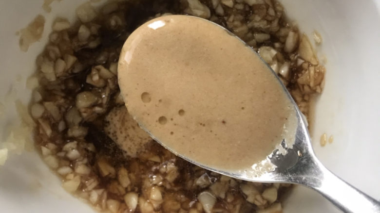 蒜泥黄瓜,加入一勺花生酱(花生酱提前用凉白开化开)