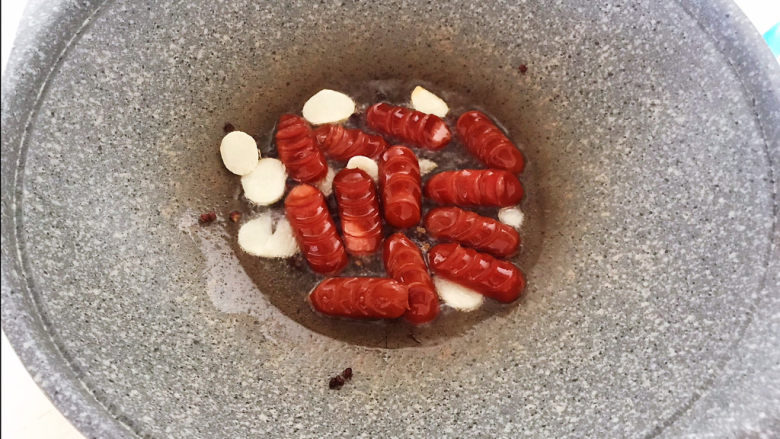 黄瓜炒香肠,加入香肠,翻炒2分钟