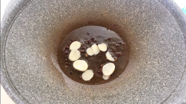 黄瓜炒香肠,加入蒜片,炒出香味