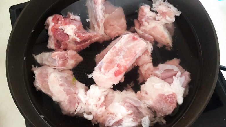 酸菜炖排骨,排骨冷水下锅,水开后焯水5分钟