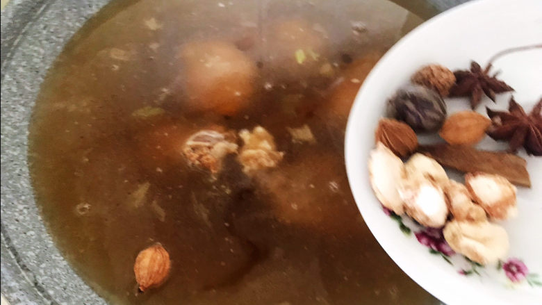 酸菜炖排骨,加入适量开水,加入干料