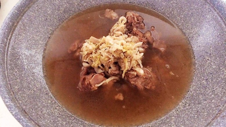 酸菜炖排骨,加入酸菜,大火烧开后炖5分钟