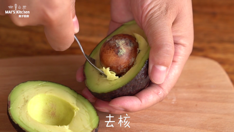牛油果烤蛋,将<a style='color:red;display:inline-block;' href='/shicai/ 2157'>牛油果</a>对半切开,取出果核