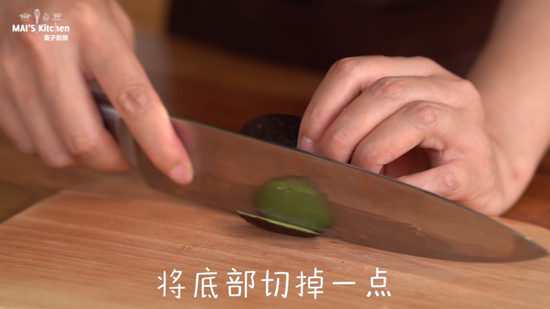 牛油果烤蛋,再底部切平,这样放入烤盘能够坐稳。