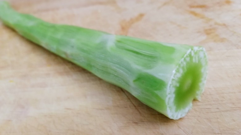 莴笋炒木耳,去掉叶子,打皮,冲洗干净。